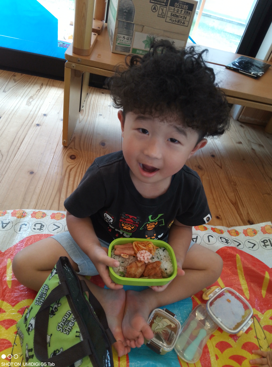 お散歩に行って保育園でお弁当を食べました